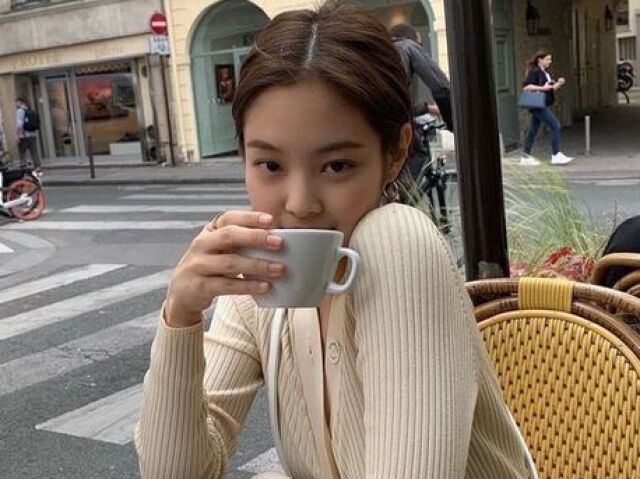 Tomar café com a Jennie