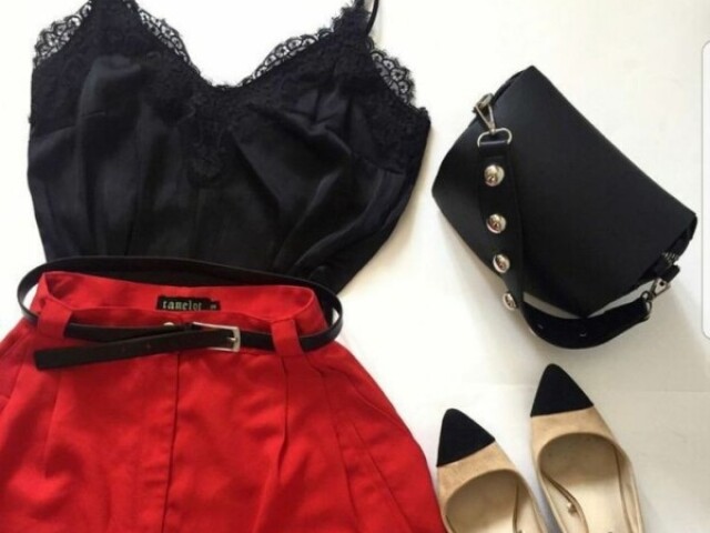 Blusa preta com short vermelho com sinto preto salto bege com detalhe Preto bolsa preta