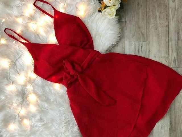 Vestido vermelho com salto preto