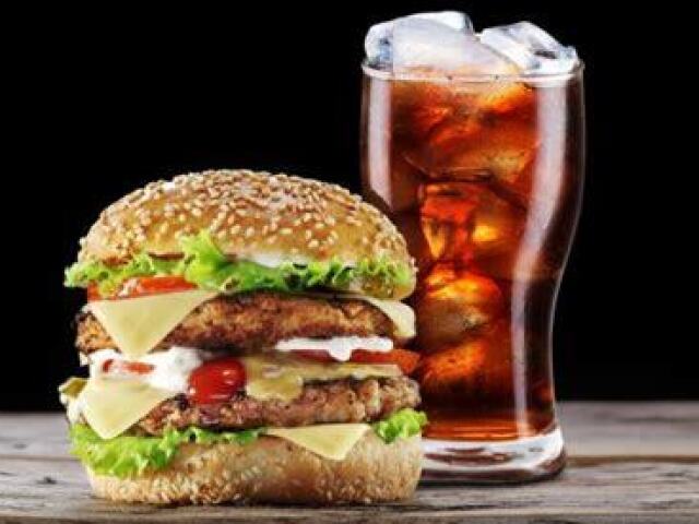 Hambúrguer com Coca-Cola: Eu já sai de casa mesmo, porque não sai da rotina né?