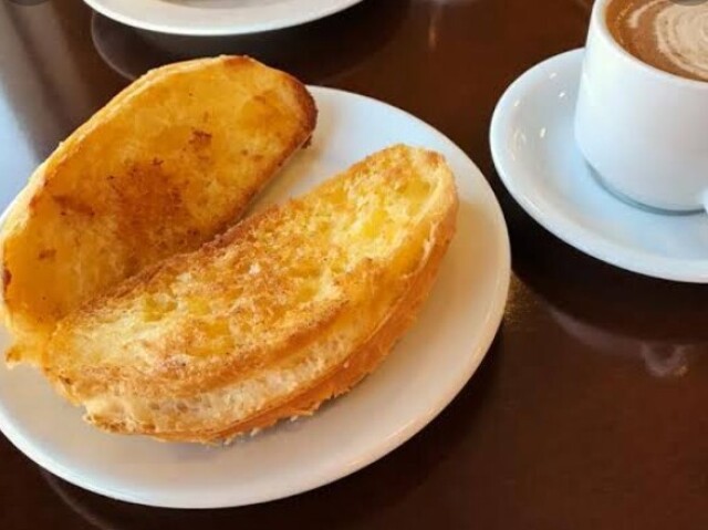 Pãozinho com café com leite