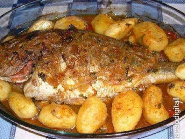 Peixe com batatas assadas.