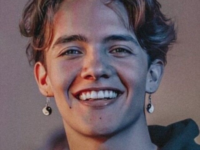 Nome: Leo
Idade: 17 anos
Seu ex insuportável