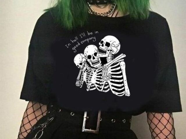 Camiseta preta com estampas mais góticas