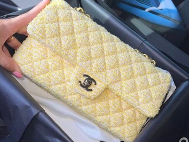 Bolsa amarelinha Chanel