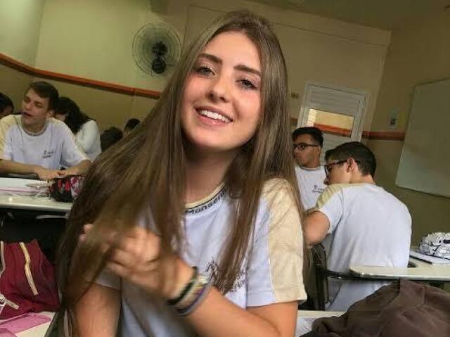 Essa sua amiga pegou seu celular e tirou uma foto zoada sua! KKKKK (Ignore a menina, imagine que é você)