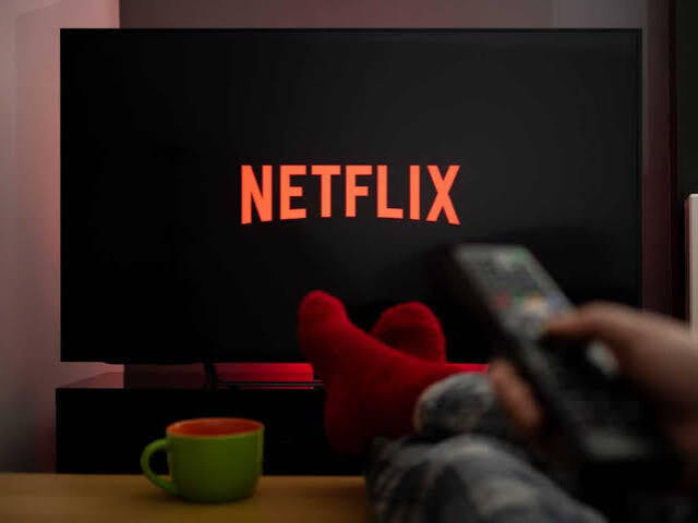 Assistir na televisão (você escolhe o seu entretenimento, ignore que a TV está aberta na Netflix)