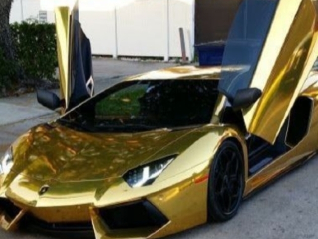 Um carro dourado