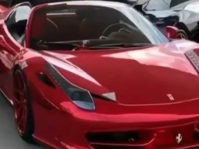 Um carro vermelho