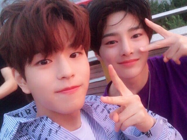 Ir a sorveteria com o Seungmin e o I.N.