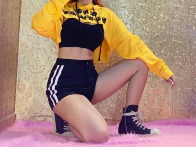 ₊˚ଘ Shorts preto, cropped preto, cropped amarelo manga comprida e tênis cano alto preto🍂⊹₊˚