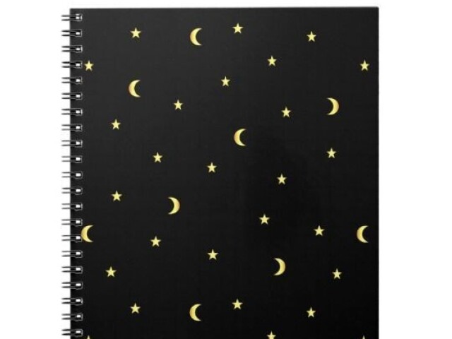 Esse caderno preto com lua e estrelas amarelas