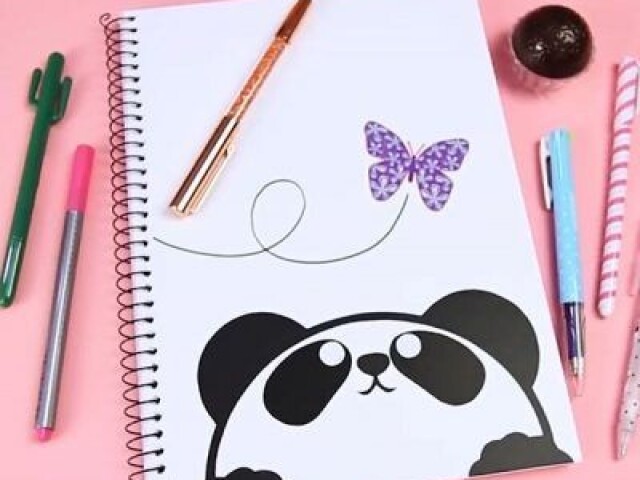 Caderno com panda e uma borboleta