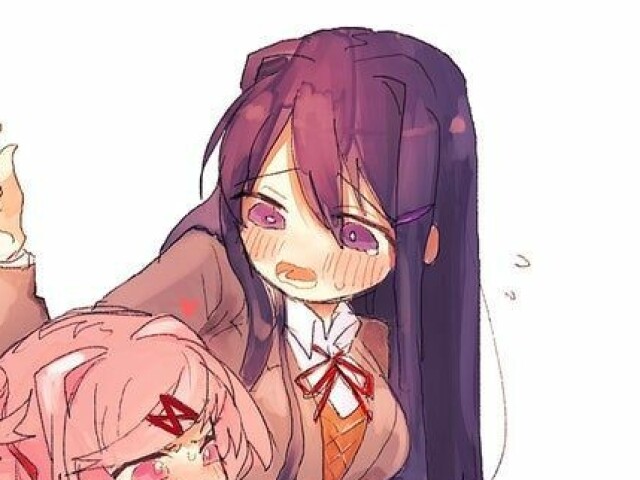 A primeira a morrer foi Yuri ela se inforcou,a segunda a morrer foi Sayori sendo esfaqueada,depois em terceiro foi Natsuki que morreu com o pescoço quebrado(ou deletada) e por fim Monika q foi deletada pelo o jogador.