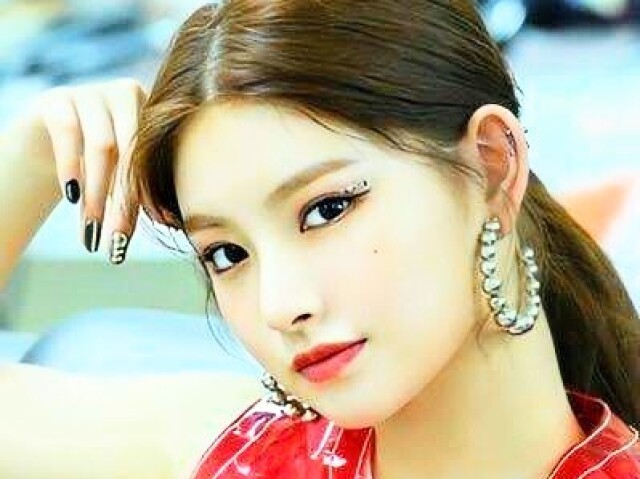 <👑 Escolha um figurino da Yiren de cada cor e te indico uma música do Everglow 👑>