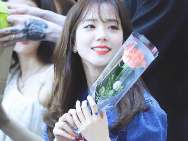 Receber uma flor da jisoo e ser sua flor favorita