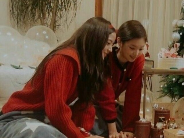 Decorar sua árvore de natal com a Jennie e a Jisoo