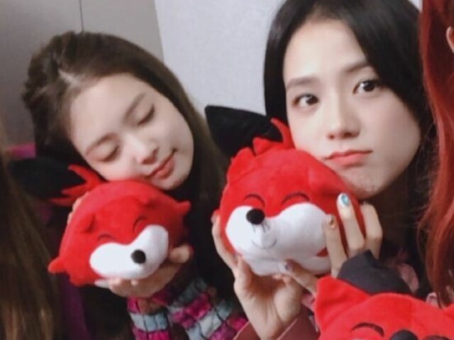 Ganhar vários presentes da jisoo e Jennie