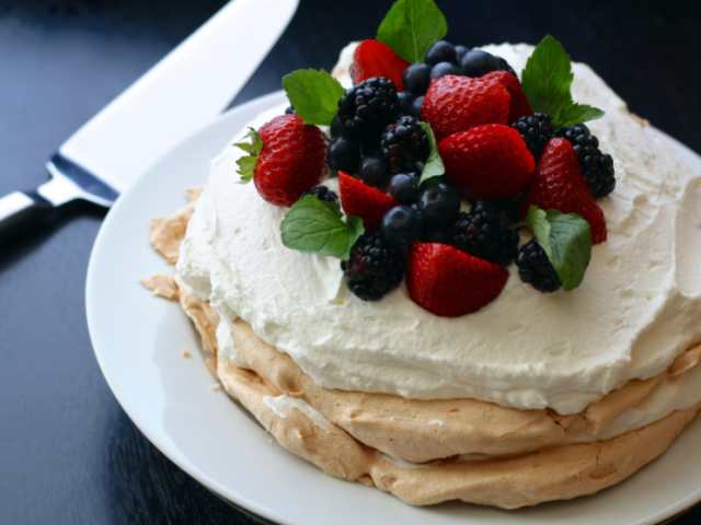 Uma fatia da pavlova mais chamativa que estiver na mesa