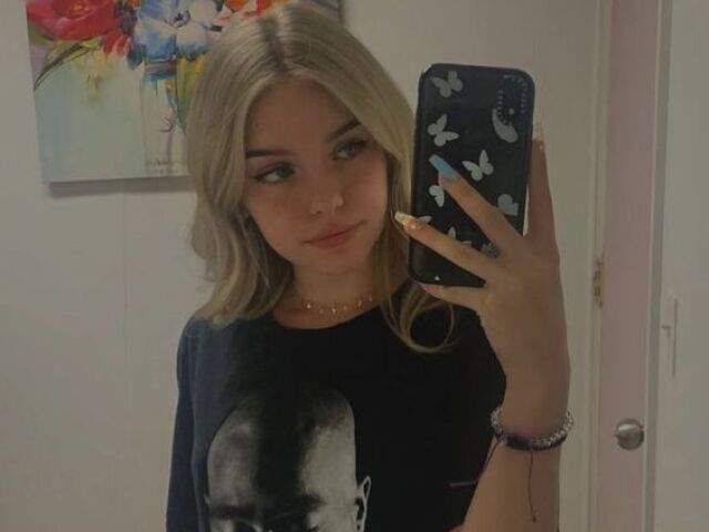 โ ( Ignora o cell e a roupa. )