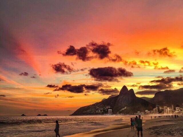 Ele te levou na praia ,onde vcs se divertiram e viram o pôr do sol juntinhos 💘