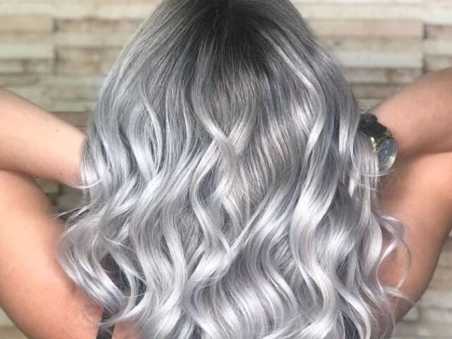 Cabelo platinado curto