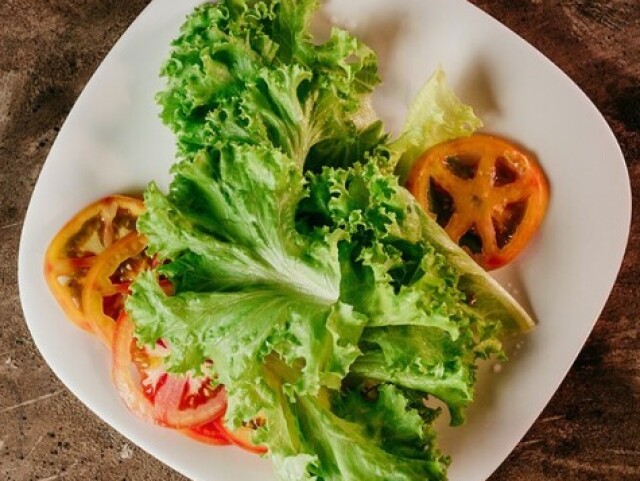 Salada (alface e tomate).