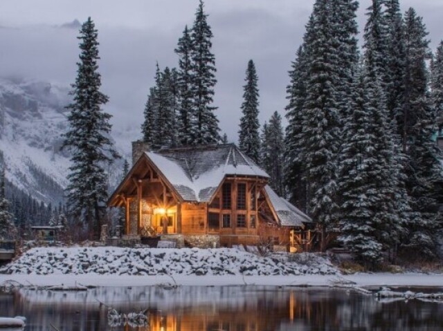 Casa no meio da neve bem natal