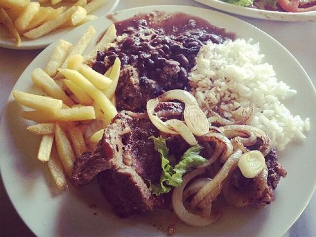 Arroz, bife, feijão e batata frita