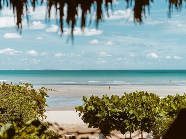 Na praia tomando sol.