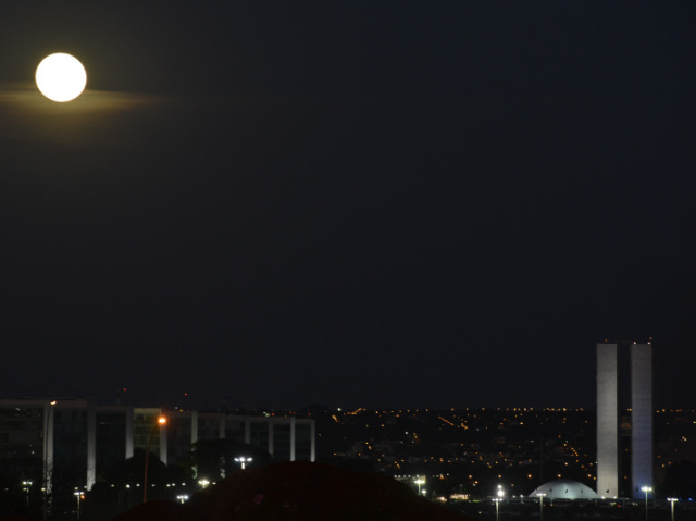 Noite, amo estar sob a lua e as estrelas.