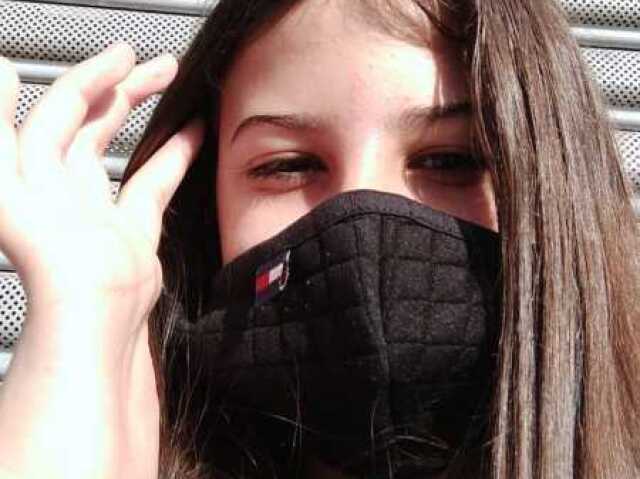 Essa prisioneira tomando sol