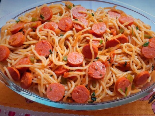 macarrão com salsicha( dinheiro deu para fazer isso mas tava muito gostoso)