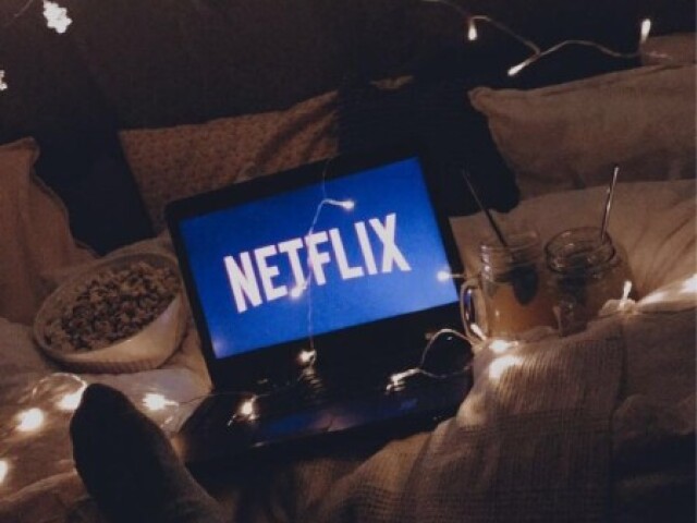 Em casa com uma pessoa especial assistindo netflix e comendo pipoca.