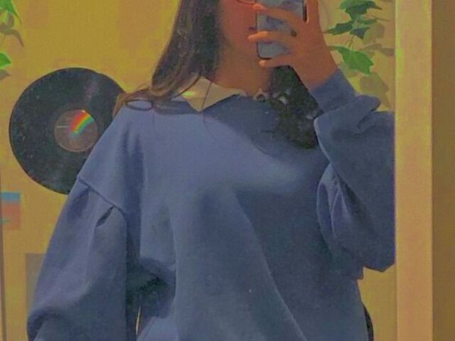 essa blusa (tem uma saia xadez em baixo)