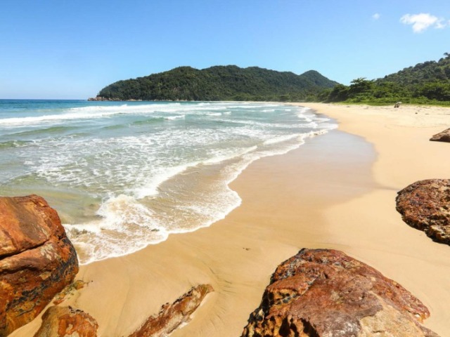 Um lugar nem muito calmo mas também não muito agitado como uma praia