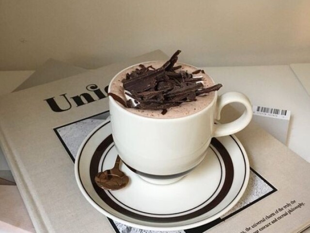 Chocolate quente com raspas de chocolate e chantilly, isso é uma combinação muito boa para época de inverno.