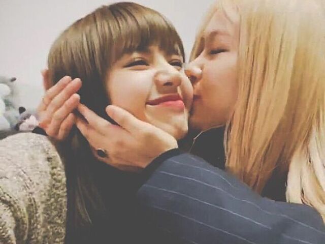 ➝ lisa & rosé — blackpink