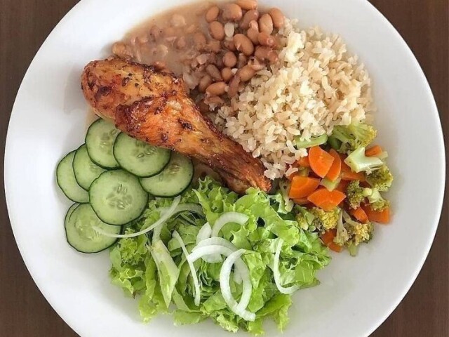 feijão de caudo,arroz,salada com tomate e cebola,pipino e frango assado.