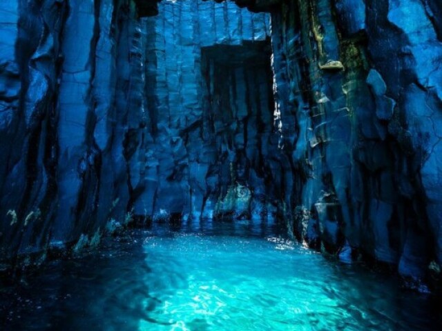 Uma linda caverna com lindos cristais.