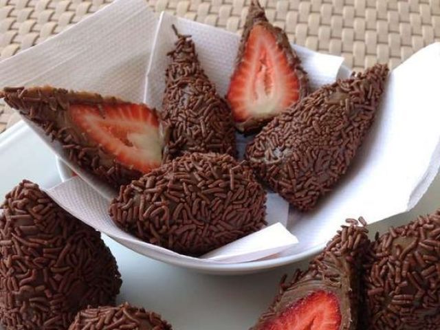 brigadeiro com morango dentro