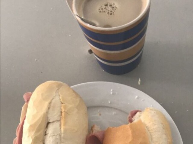 Café com leite e pão com mortadela