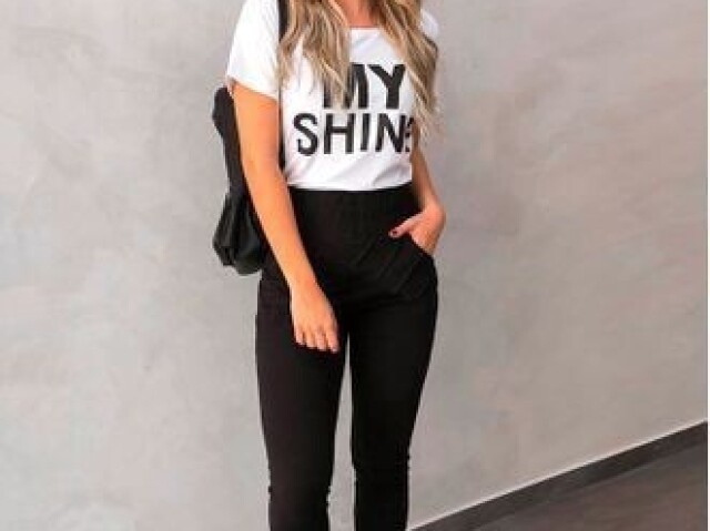 Essa
( É uma calça preta blusa branca e tênis branco )