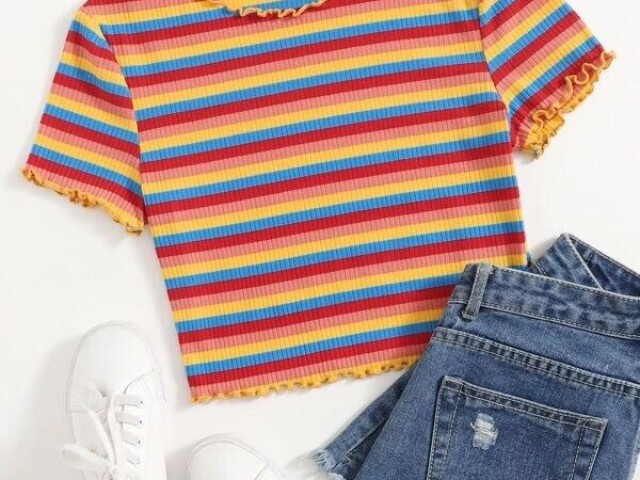 Essa
( Uma blusa colorida shorts e tênis branco e um óculos )