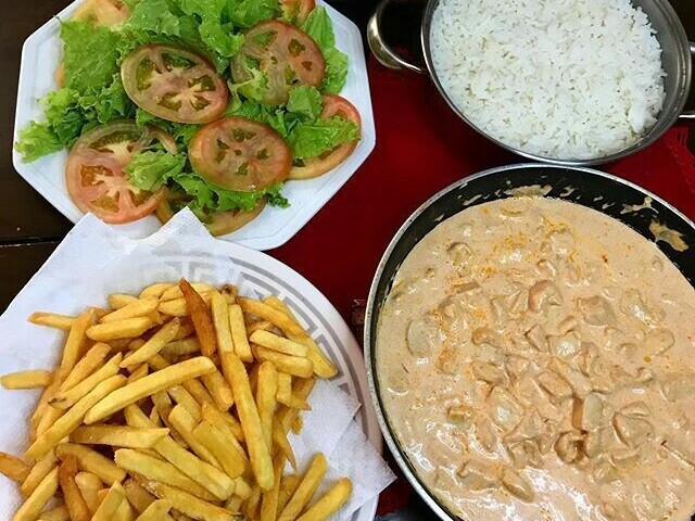 Strogonoff, arroz, batata frita, salada e Coca cola