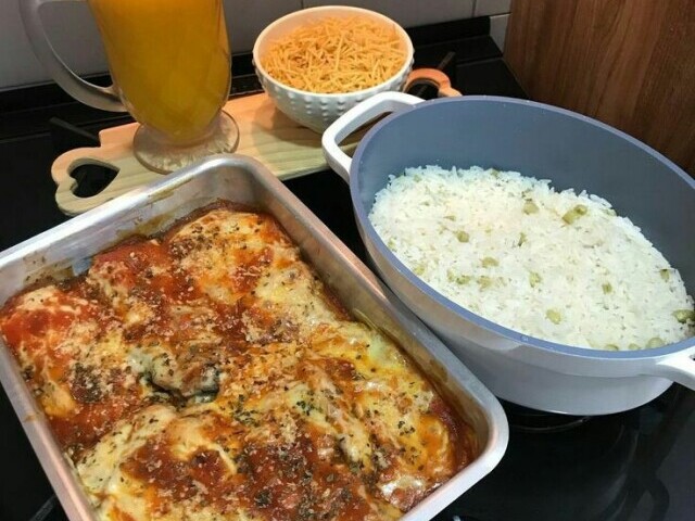 Panquecas, arroz, batata palha e suco