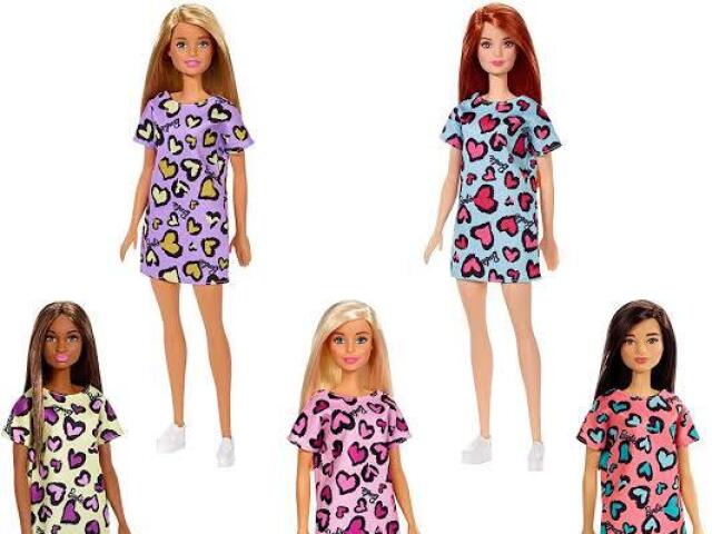 Uma dessas barbies (eu fasso coleção de barbies e tenho a de vestido roxo e a ruiva)