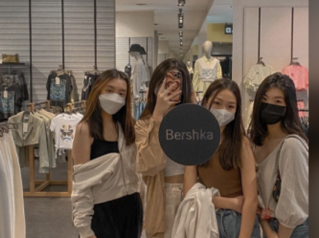 Ir ao centro comercial com os amigos