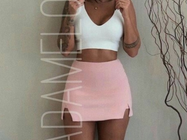 Cropped branco com saia rosa.