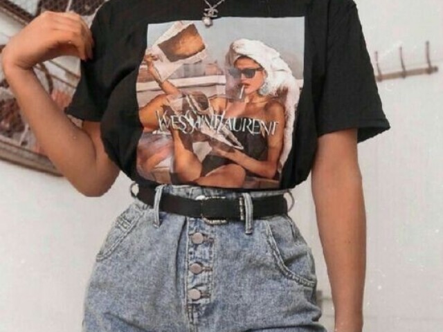 Blusa preta e short jeans.